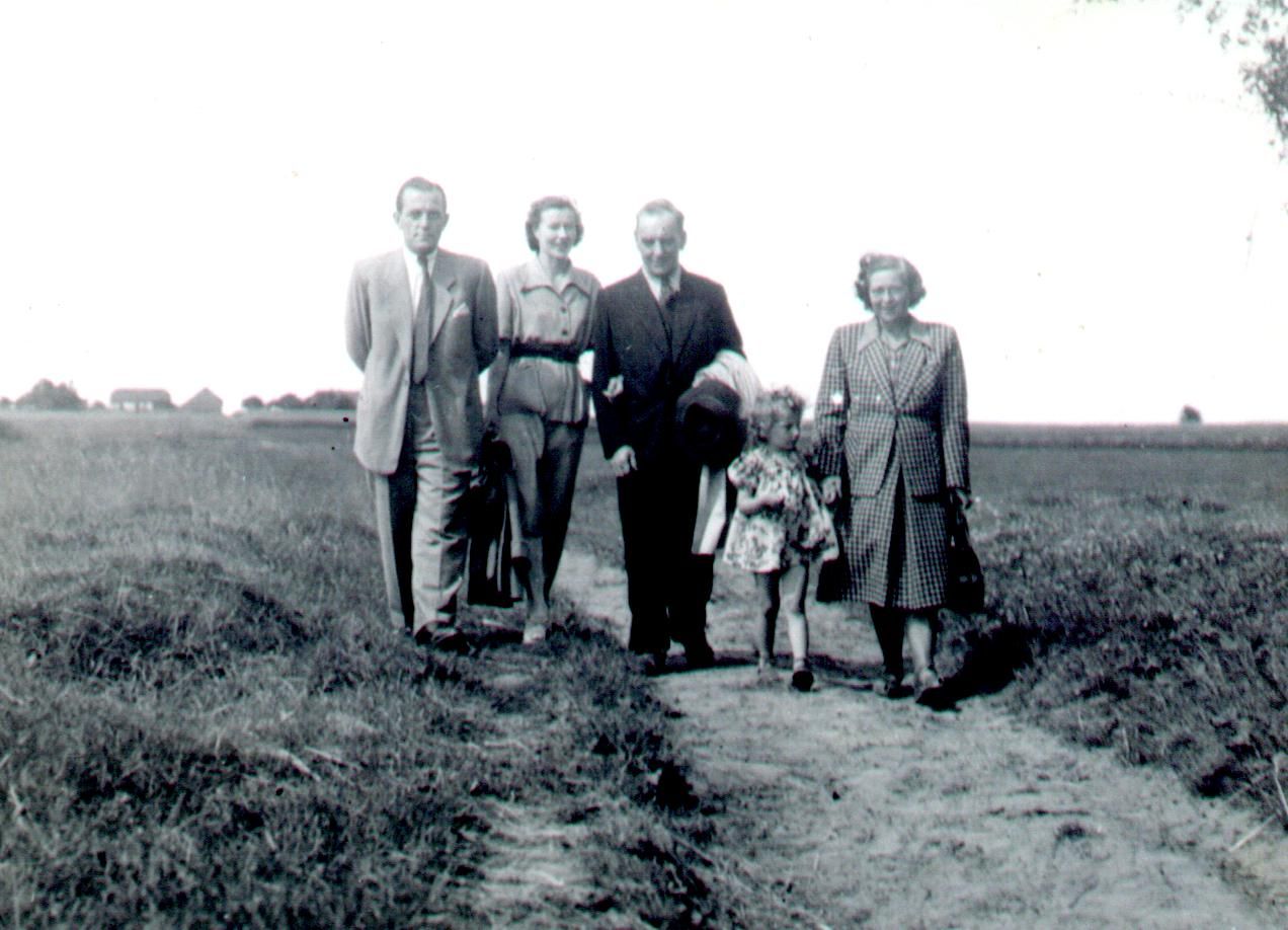 Puszcza Mariańska lata 50 te. Mieczysława Łuczyńska wraz z chrześnicą Ewą Przybylską / Puszcza Mariańska 1950s. Mieczysława Luczynska with her goddaughter Ewa Przybylska 
